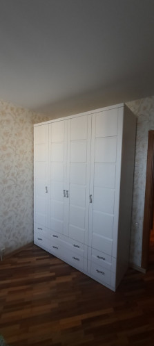 Шкаф четырёхстворчатый из натурального дерева, массив сосны, цвет белая эмаль, мебель выполнена по индивидуальному проекту.